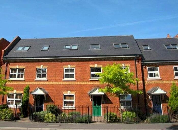1 Bedroom Flat To Rent In Victoria Mews, St. Judes Road, Englefield Green, Egham, TW20