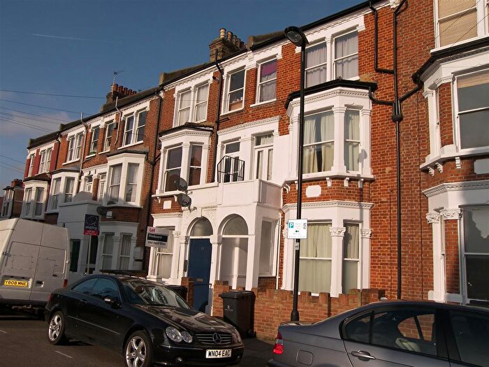 3 Bedroom Flat To Rent In Prideaux Road, London, SW9