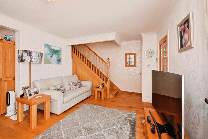 3 Bedroom End Of Terrace House For Sale In Fleming Close, Cheshunt, Waltham Cross, EN7
