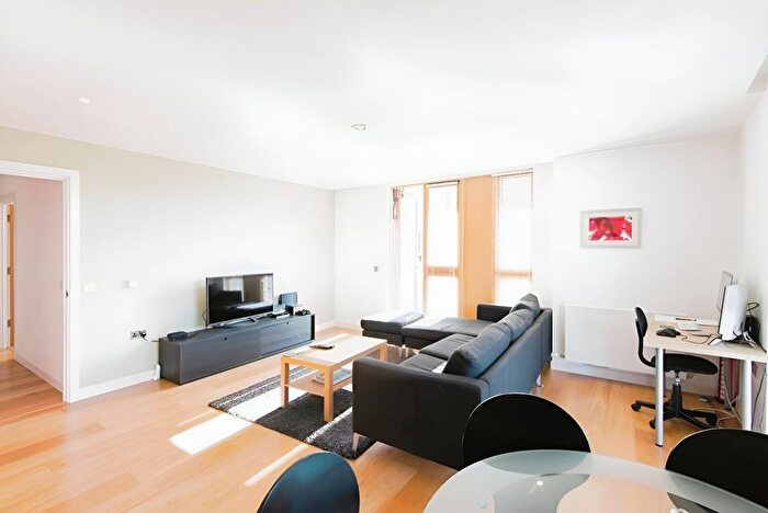 2 Bedroom Flat For Sale In Watermans Place, Wharf Approach, Leeds, LS1