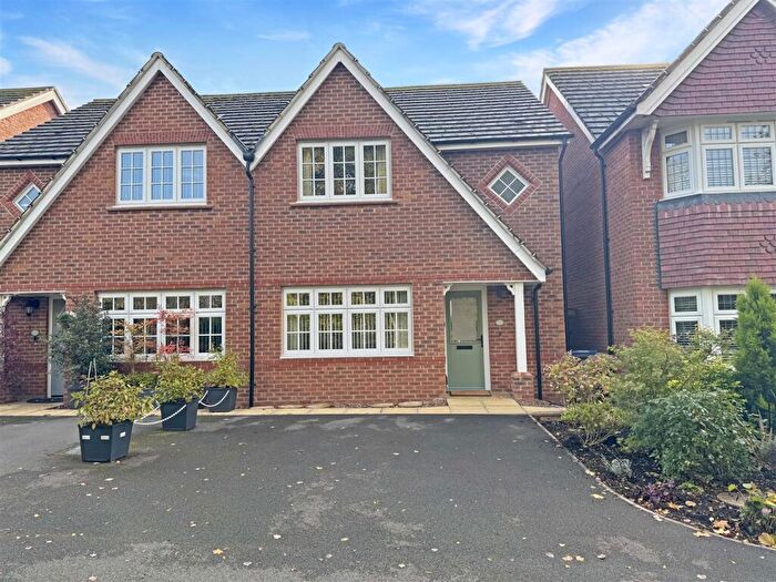 3 Bedroom Semi-Detached House For Sale In Rieth Close, Hinckley, LE10