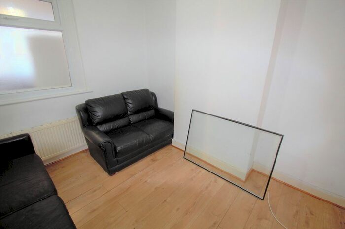 3 Bedroom Semi-Detached House To Rent In North Grove, South Tottenham, N15