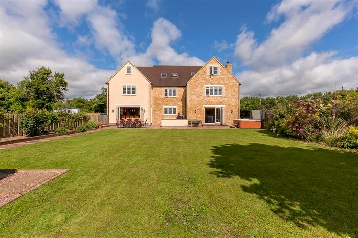 6 Bedroom Property For Sale In Witney Road, Finstock, Chipping Norton, OX7