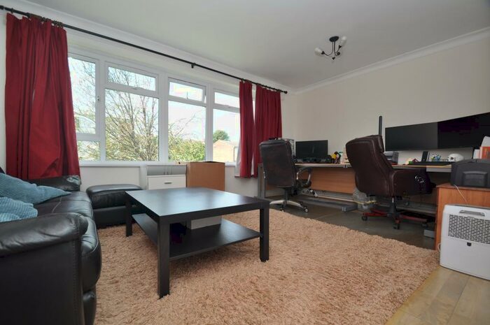 2 Bedroom Flat To Rent In Hornbeam Road, Buckhurst Hill, IG9