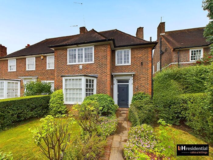 4 Bedroom Semi-Detached House To Rent In Gurney Drive, London, N2