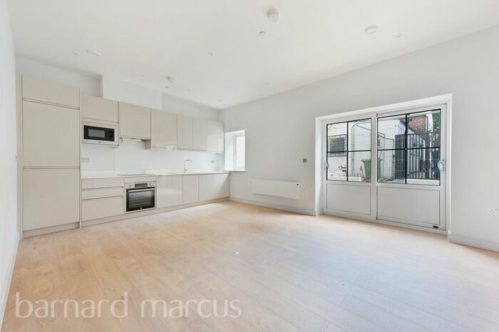 3 Bedroom Flat To Rent In Benhill Avenue, Sutton, SM1