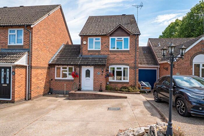4 Bedroom Link Detached House For Sale In Swallowfields, Andover, SP10