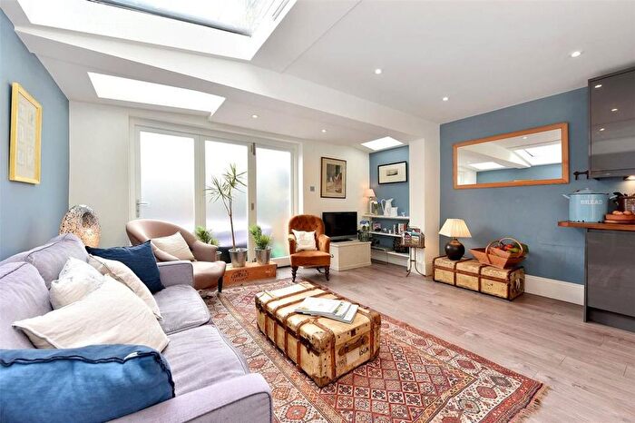 2 Bedroom Flat To Rent In Treadgold Street, Notting Hill, W11