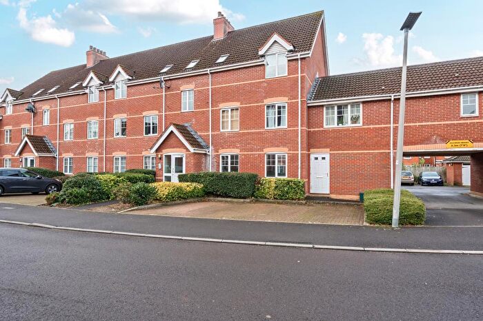 2 Bedroom Flat For Sale In Newbury, Berkshire, RG14