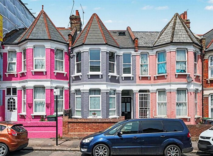 2 Bedroom Flat For Sale In Warham Road, London, N4