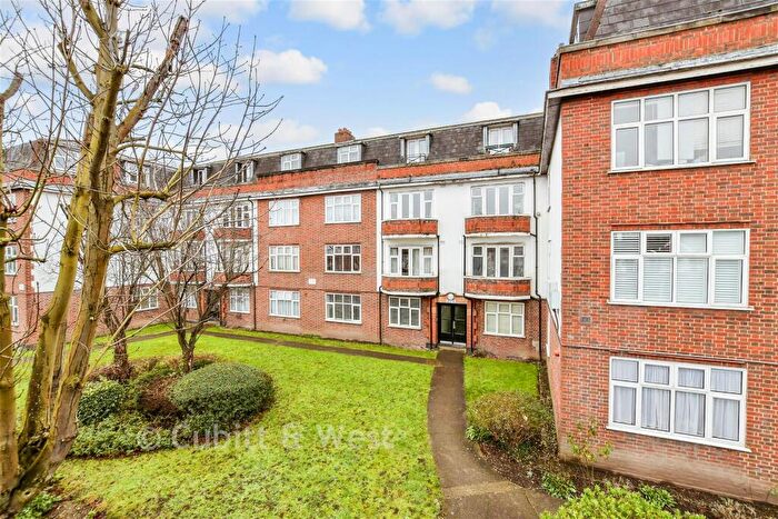 2 Bedroom Flat For Sale In Carshalton Road, Sutton, Surrey, SM1