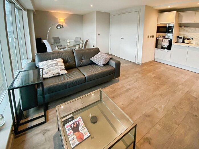 2 Bedroom Flat To Rent In Riverside Way, Leeds, West Yorkshire, Uk, LS1