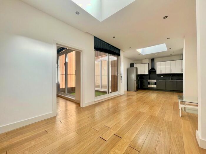 2 Bedroom Flat To Rent In Holloway Road, London, N7