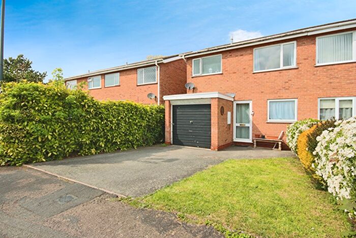 3 Bedroom Semi-Detached House For Sale In Austwick Close, Warwick, CV34