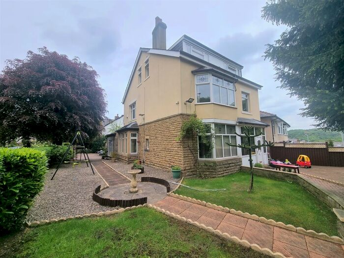 6 Bedroom Detached House To Rent In Emm Lane, Bradford, BD9