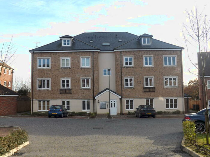 2 Bedroom Flat To Rent In Warren Close, Farnham, GU9