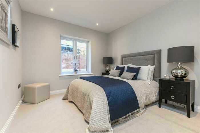 1 Bedroom Flat For Sale In Springfield Lane, Weybridge, Surrey, KT13