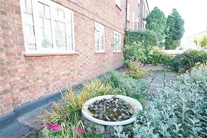 3 Bedroom Apartment To Rent In Wyndham Road, Camberwell, SE5