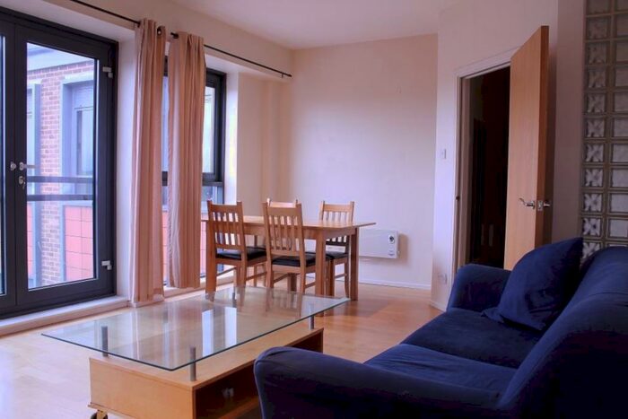 2 Bedroom Flat To Rent In Westside Apartments Ref -, CT2