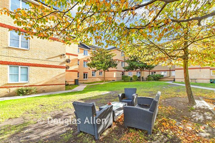 2 Bedroom Apartment For Sale In Timberlog Lane, Basildon, Essex, SS14