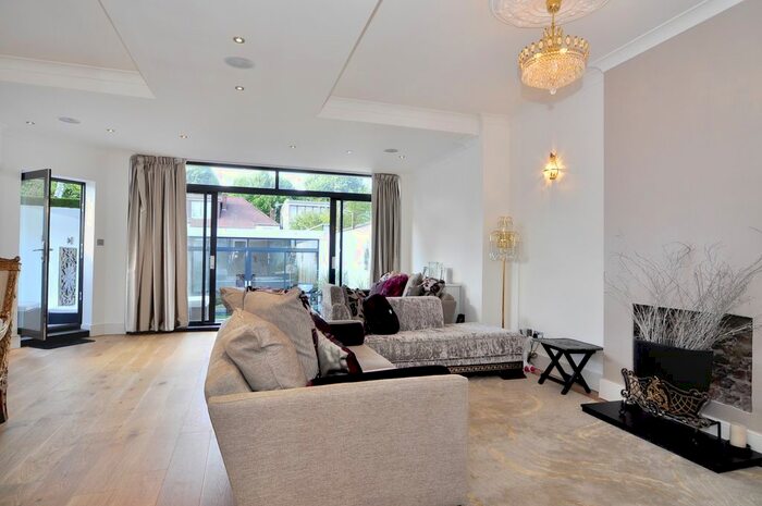 4 Bedroom Semi-Detached House To Rent In Ellesmere Road, London, W4