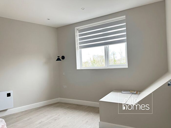 1 Bedroom Flat To Rent In The Highway, Beaconsfield, HP9