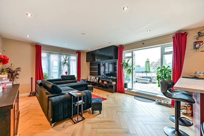 2 Bedroom Flat For Sale In Crown Lane, Maidenhead, SL6