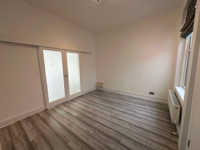 1 Bedroom Flat To Rent In Palmerston Crescent, London, N13