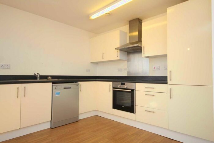 2 Bedroom Flat To Rent In Island Farm Road, West Molesey, KT8