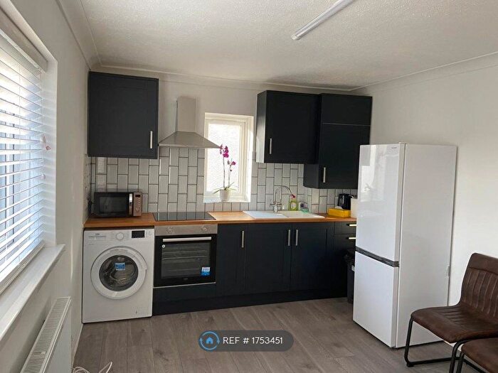 2 Bedroom Flat To Rent In Crossway, London, N12