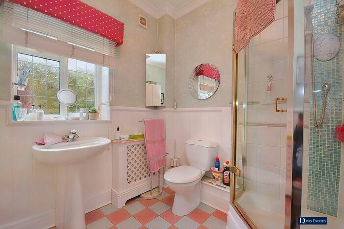 4 Bedroom Detached House For Sale In Oaklands Avenue, Romford, RM1