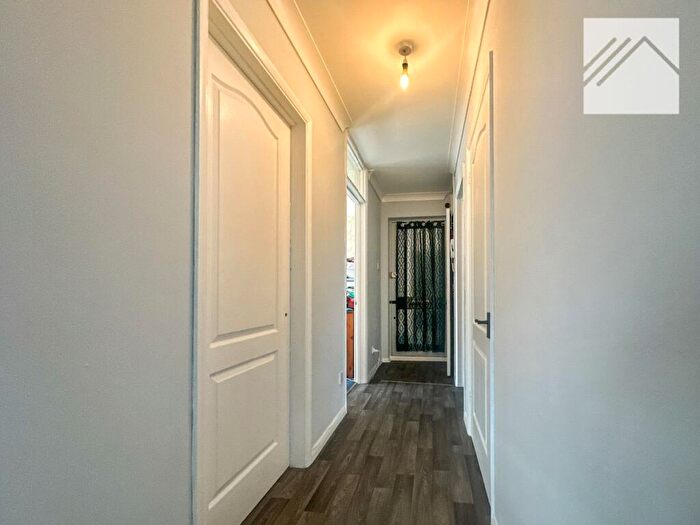 2 Bedroom Apartment To Rent In Flat, Oakwood Court, Arterial Road, Leigh-on-Sea, SS9