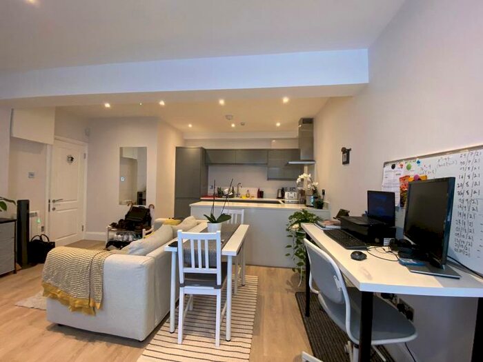 Flat To Rent In Green Lanes, Winchmore Hill, N21