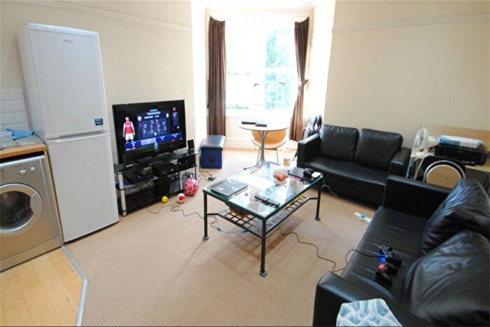 2 Bedroom Flat To Rent In Bedroom Second Floor Flat In Meyrick Park, BH3