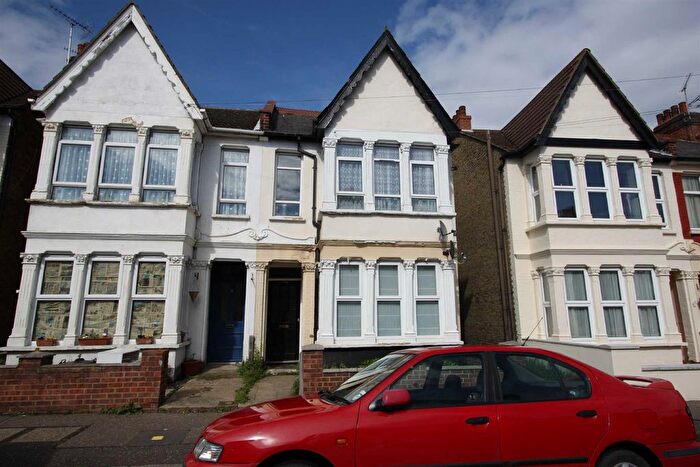 2 Bedroom Flat To Rent In Burdett Avenue, Westcliff On Sea, SS0
