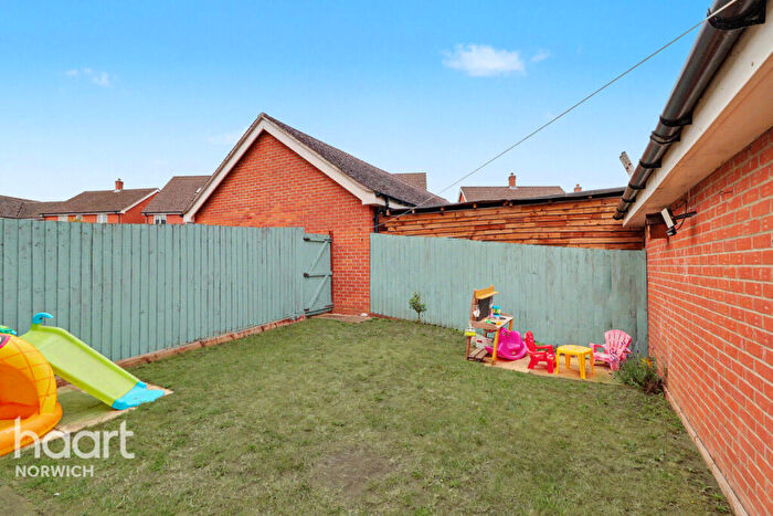 4 Bedroom Town House For Sale In Crossbill Close, Norwich, NR8