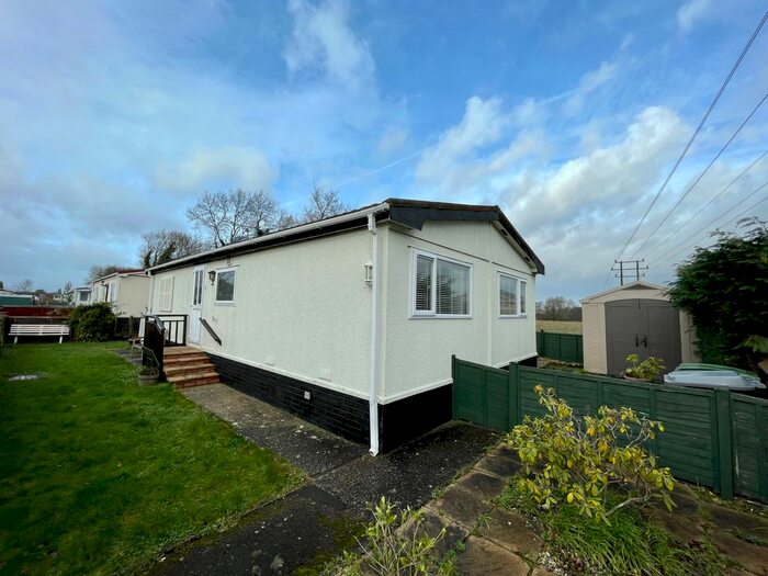 2 Bedroom Mobile/park Home For Sale In Holly Close, Thatcham, RG19