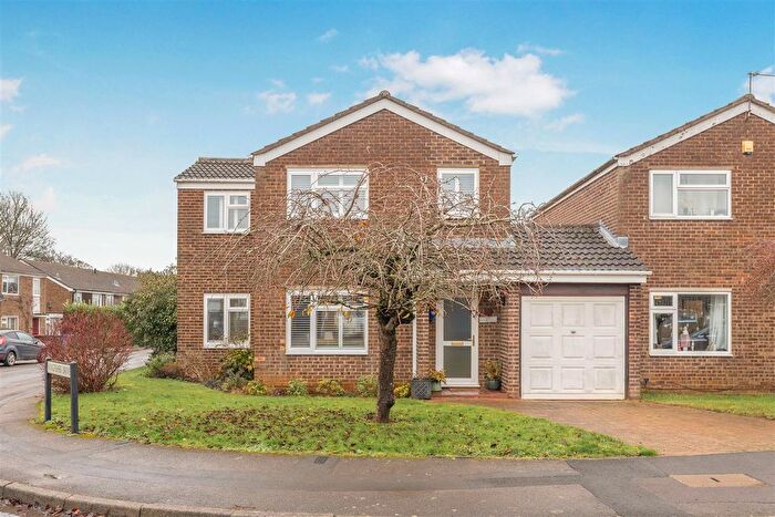 3 Bedroom Link Detached House For Sale In Avocet Way, Banbury, OX16