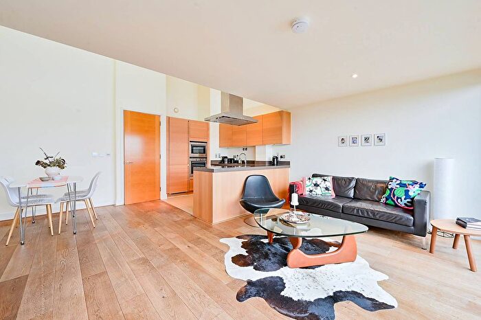 2 Bedroom Flat For Sale In Great West Road, Ravenscourt Park, London, W6