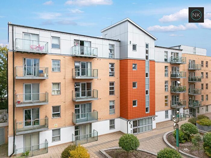 1 Bedroom Flat For Sale In Jubilee Court, Queen Mary Avenue, South Woodford, London, E18