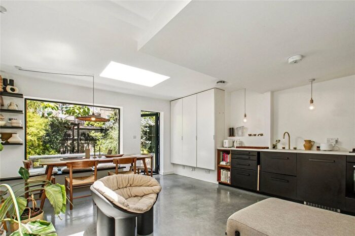2 Bedroom Flat To Rent In Dunlace Road, London, E5