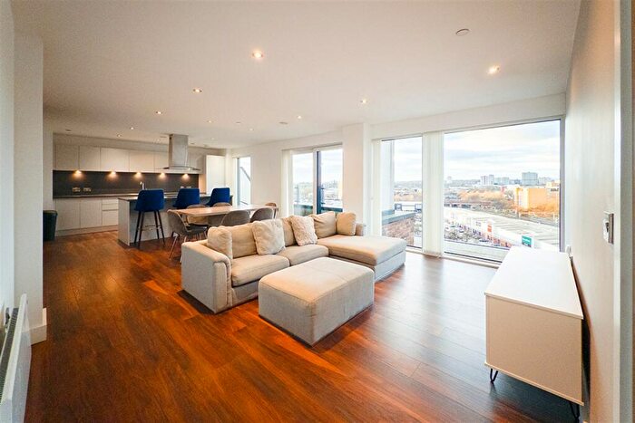 2 Bedroom Property To Rent In Wilburn Basin, M5