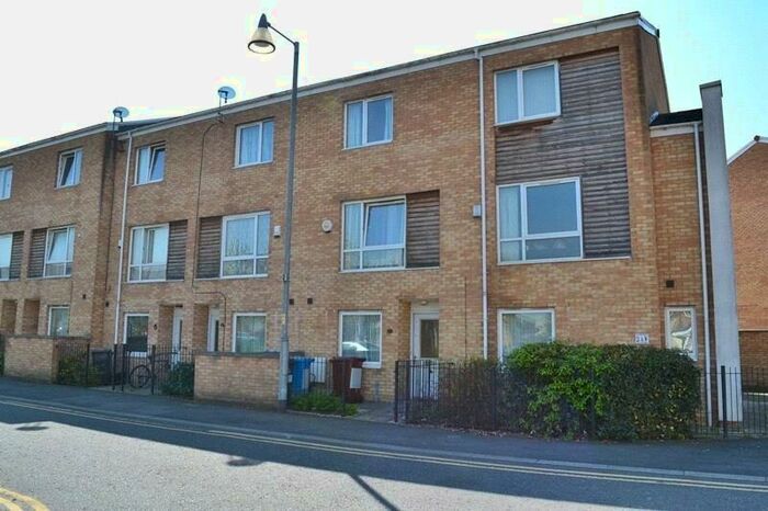 4 Bedroom Terraced House To Rent In Aspull Walk, Grove Village, Manchester, M13