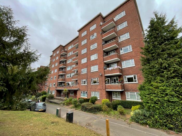 3 Bedroom Flat To Rent In Kingston Hill, Kingston Upon Thames, KT2