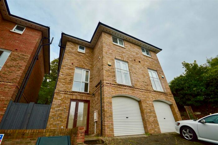 3 Bedroom Semi-Detached House To Rent In Cobham Close, Greenhithe, DA9