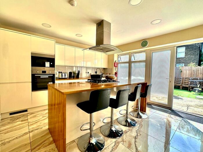 4 Bedroom Detached House For Sale In Sprowston Mews, London, E7