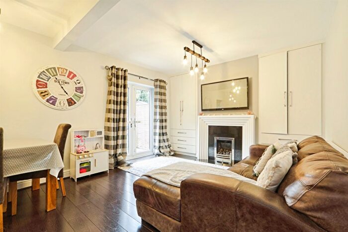 3 Bedroom Semi-Detached House For Sale In Lynnwood Gardens, Pudsey, LS28