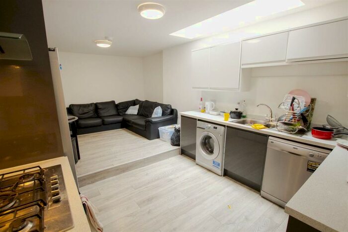 6 Bedroom House To Rent In Hubert Road, Birmingham, B29