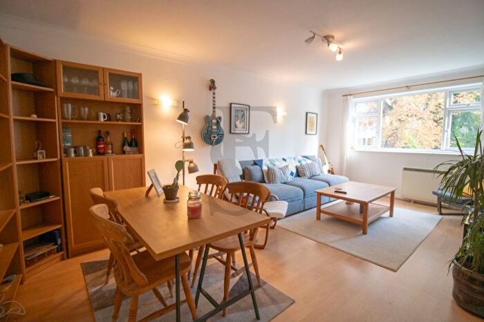 2 Bedroom Flat To Rent In Knighton Drive, Leicester, LE2