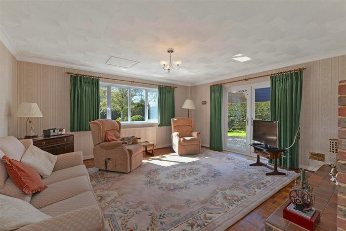 4 Bedroom Detached House For Sale In Oast Court, Yalding, Maidstone, ME18